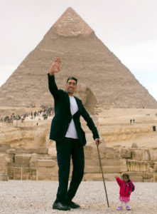 World's Tallest Man Meets World's Smallest Woman At The Great Pyramids Of Giza - Egypt