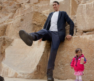 World's Tallest Man Meets World's Smallest Woman At The Great Pyramids Of Giza - Egypt