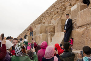 World's Tallest Man Meets World's Smallest Woman At The Great Pyramids Of Giza - Egypt