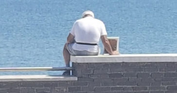 Old Man Takes His Deceased Wife's Photo To The Beach Every Day To Keep Him Company